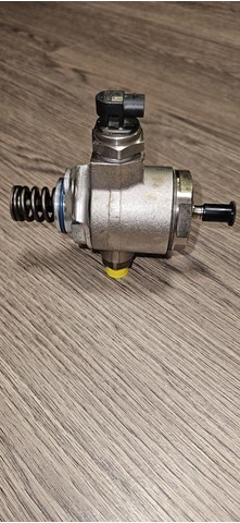 06J127025G Bomba de alta presión  disponible Utrera