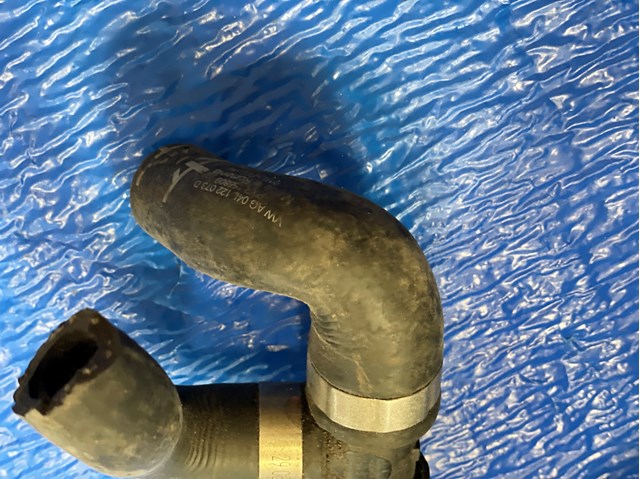VAG 04L122073D Manguera del radiador  en stock Salamanca