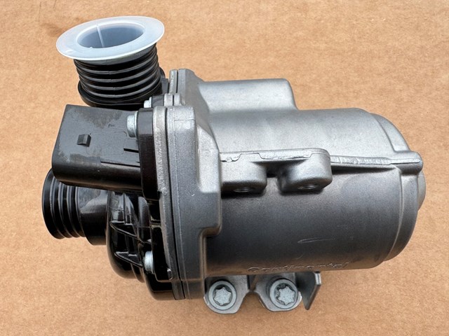 BMW 11517588885 Bomba de agua  comprar en Albacete