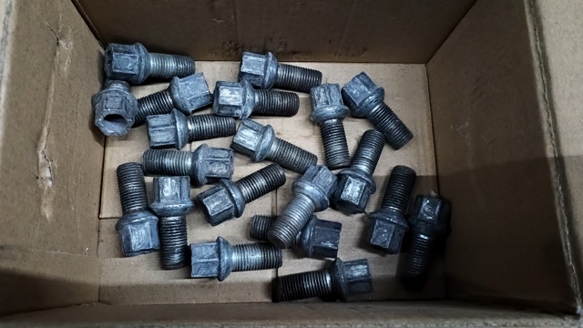 WHT001812 Tornillo de rueda  disponible Málaga