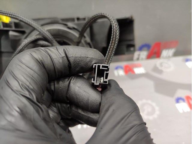 8201590627 RENAULT Conmutador en la columna de dirección, parte central  en stock Córdoba