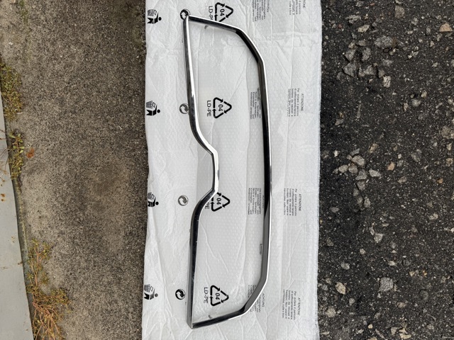 5E08537612ZZ VAG Moldura de rejilla de radiador  en stock Huelva