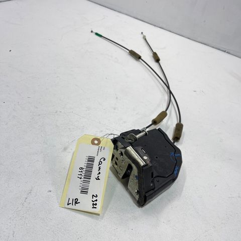 Cerradura de puerta delantera izquierda 690400C050 Toyota