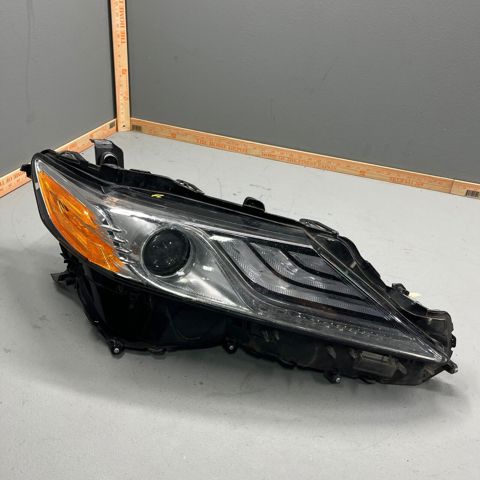 Faro derecho 8111006D70 Toyota
