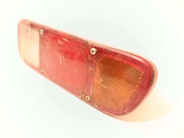 Luz trasera de parachoques derecha 265507F000 FORD