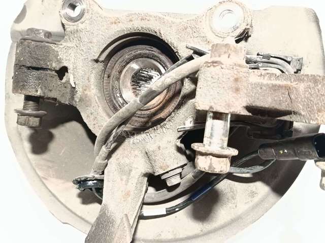 Muñón del eje, soporte de rueda, delantero derecho 3870A008 MITSUBISHI