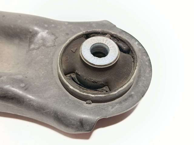 3Q0407151S Brazo inferior izquierdo de la suspensión delantera  en stock Sabadell