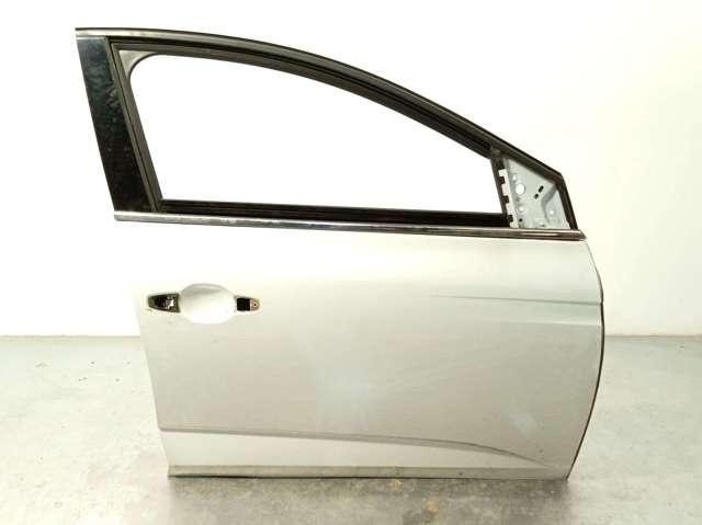 RENAULT 801001148R Puerta delantera derecha  disponible Valladolid