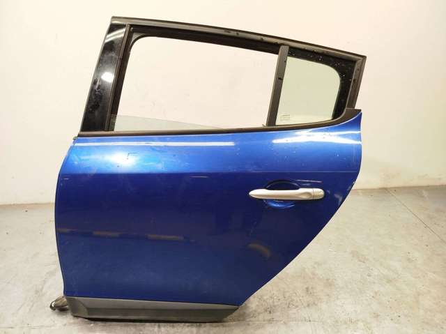 RENAULT 821003885R Puerta trasera izquierda  disponible España