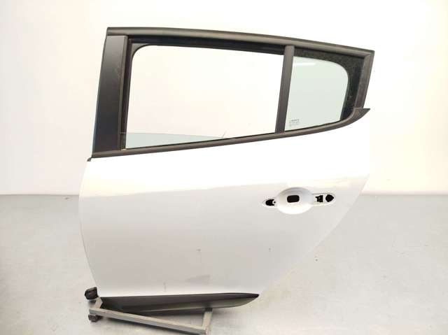 821003885R RENAULT Puerta trasera izquierda  disponible Alicante