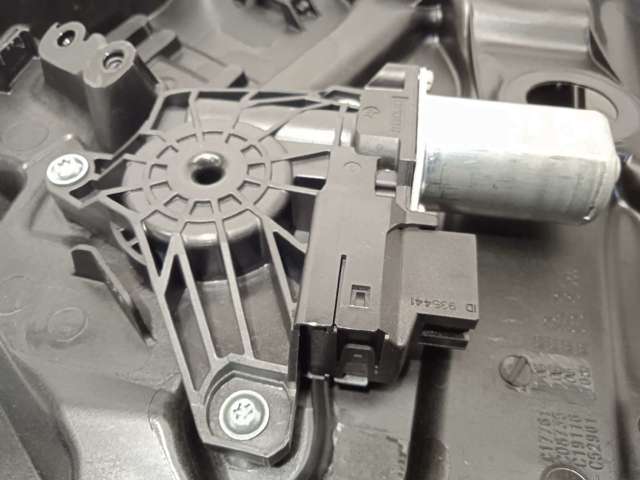 A2139060602 MERCEDES Motor del elevalunas de la puerta trasera derecha  comprar en Oviedo
