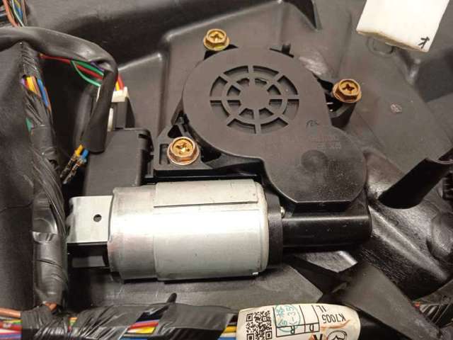 G22C5858X MAZDA Motor del elevalunas de la puerta delantera derecha comprar Madrid