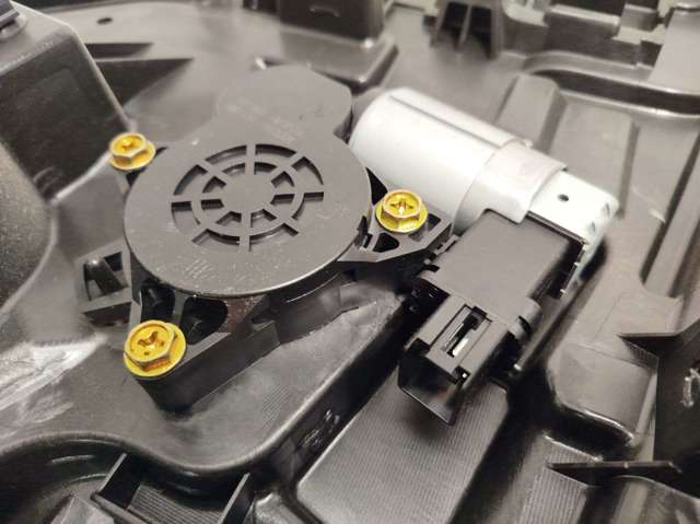 MAZDA G22C5858X Motor del elevalunas de la puerta delantera derecha  comprar en Ponferrada