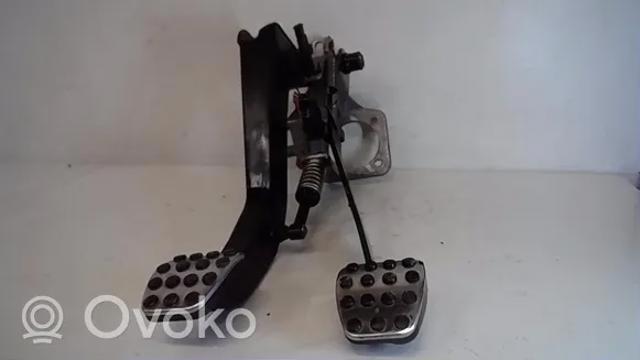 Soporte de pedales 1702900119 Mercedes