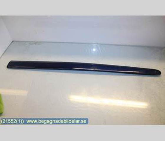 Moldura de la puerta delantera derecha A6396900562 Mercedes