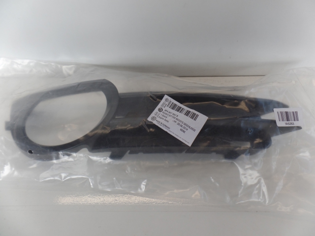 8P4807682B Tapa de rejilla de faro antiniebla delantero derecho  en stock Sabadell