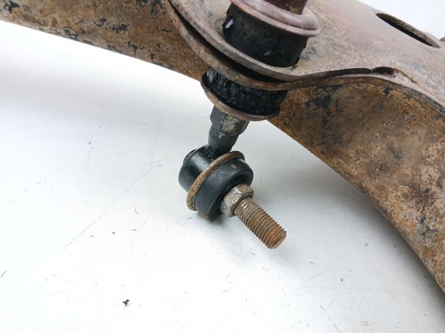 Brazo inferior izquierdo de la suspensión delantera 4520256B01 SUZUKI