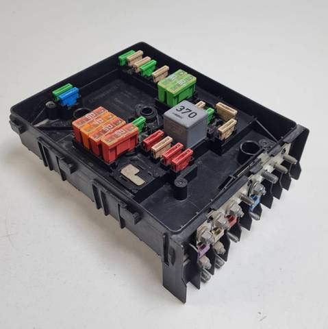 1K0937125A Caja de fusibles  en stock Granada