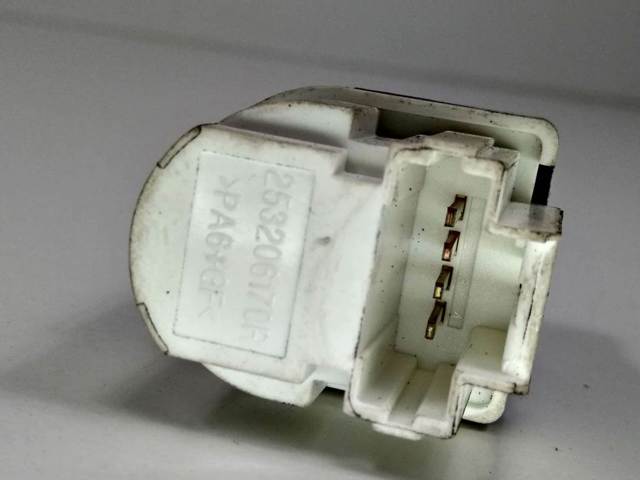 Interruptor luces de freno 253206170R RENAULT