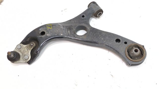 4806910110 TOYOTA Brazo inferior izquierdo de la suspensión delantera  en stock Córdoba