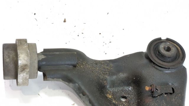 Brazo inferior izquierdo de la suspensión delantera 6393301401 MERCEDES