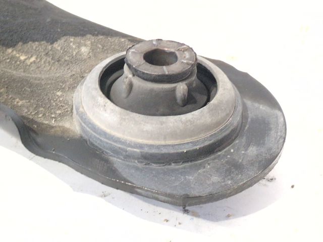 Brazo inferior izquierdo de la suspensión delantera 8200586561 RENAULT