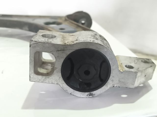 1K0407189E Brazo inferior izquierdo de la suspensión delantera  en stock Sabadell