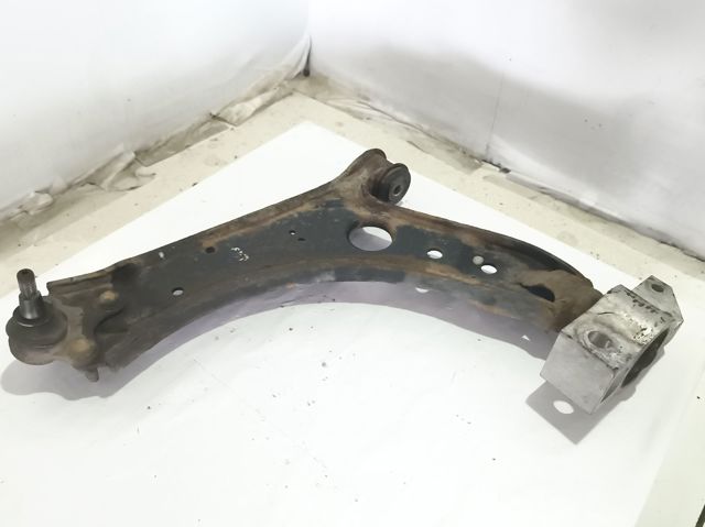1K0407189E Brazo inferior izquierdo de la suspensión delantera  disponible Málaga