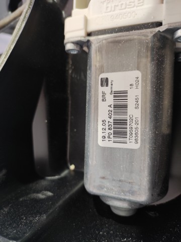 VAG 1P0837402A Motor del elevalunas de la puerta delantera derecha  en stock Terrassa