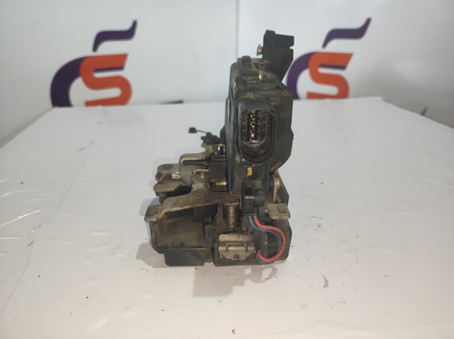 3B1837016A Cerradura de puerta delantera derecha  disponible Málaga