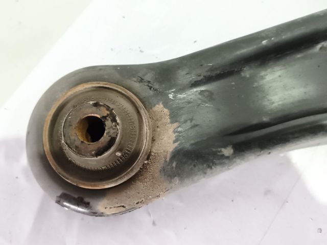 Brazo inferior derecho de la suspensión delantera 4520178K00000 SUZUKI