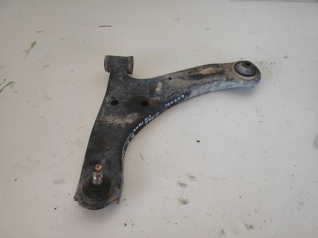 Brazo inferior izquierdo de la suspensión delantera 4520278K00000 SUZUKI