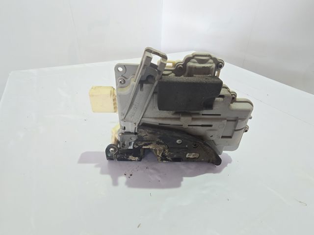 4F1837016 Cerradura de puerta delantera derecha  en stock Castellón