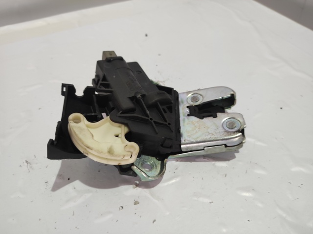 4F5827505D Cerradura de tapa de maletero  disponible Utrera