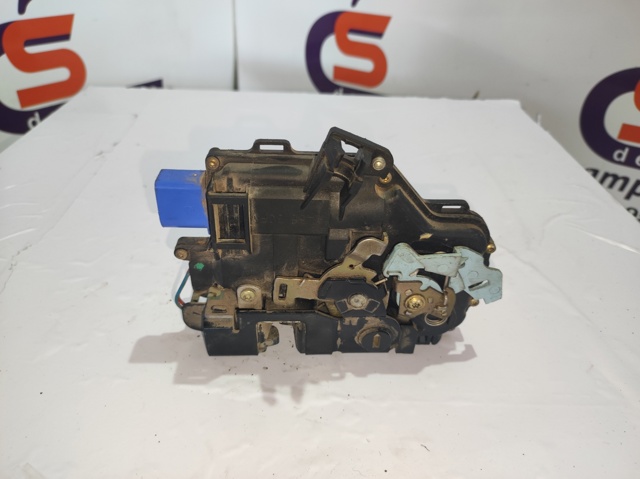 7L0839016 Cerradura de la puerta trasera derecha  disponible Málaga