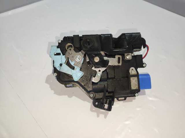 7L0839016D Cerradura de la puerta trasera derecha  comprar en Reus