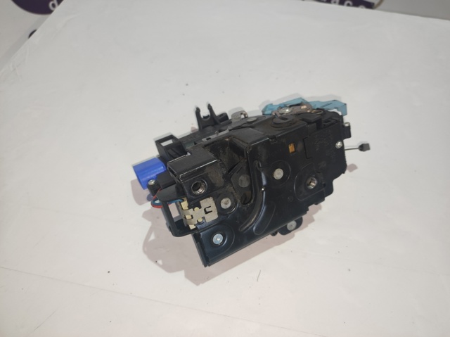 7L0839016D Cerradura de la puerta trasera derecha comprar Sevilla