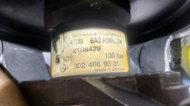 Bomba de dirección asistida  0024669001 MERCEDES