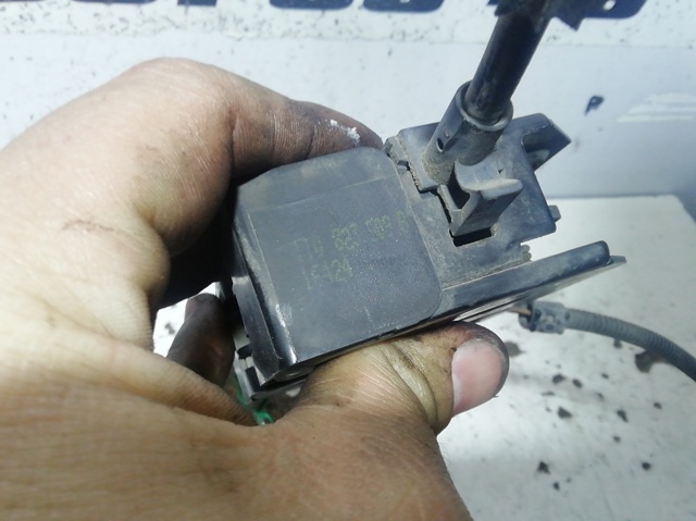 Cerradura del capó de motor 1T0823509B VAG
