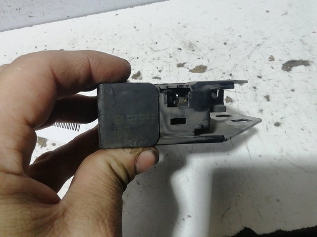 Cerradura de capó 8E0823509B VAG