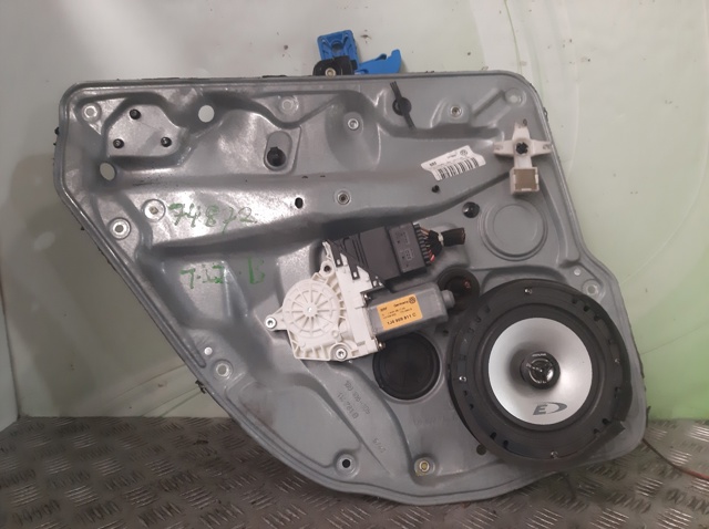 Motor del elevalunas de la puerta trasera izquierda Volkswagen Golf IV 1J1 segundo mano