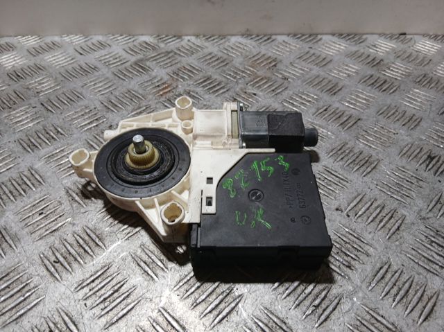 Motor del elevalunas de la puerta delantera derecha Audi A3  8P1 segundo mano