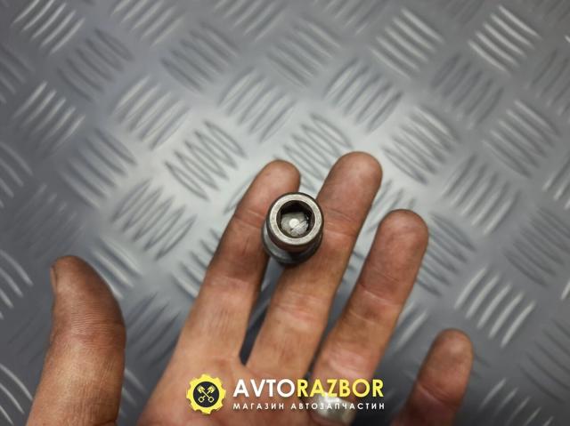 HYUNDAI 2232122000 Tornillo culata  en stock Salamanca