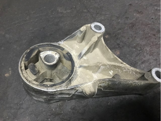 5682519 Soporte de motor trasero  disponible Málaga