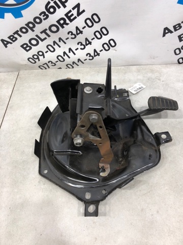 RENAULT 8200115368 Pedal de freno  disponible Valladolid