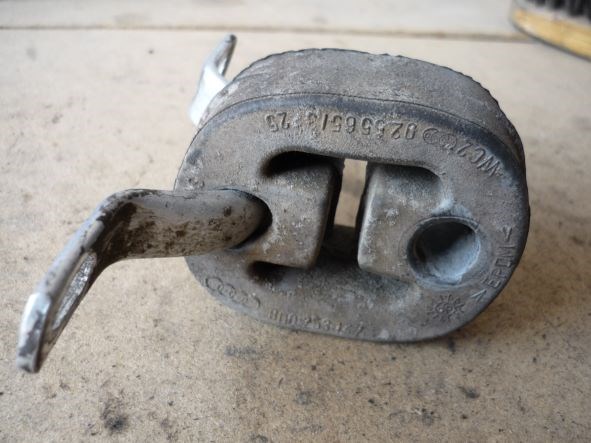 8D0253144R Soporte escape  en stock Granada