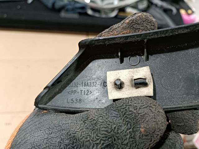 LR027251 LAND ROVER Moldura de guardabarro trasero derecho  comprar en Lleida