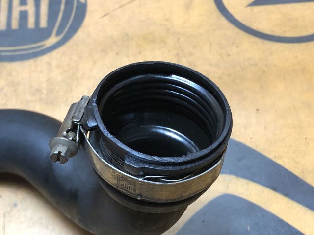 RENAULT 8200201617 Tubo flexible de aire de sobrealimentación derecho comprar Barcelona