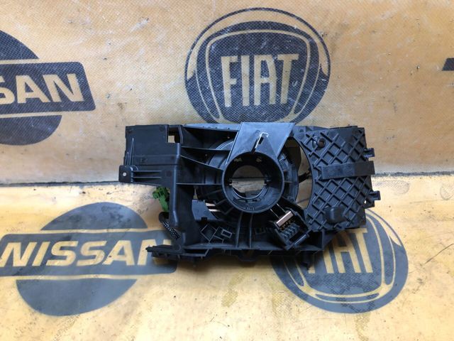 8201590627 RENAULT Conmutador en la columna de dirección, parte central  en stock Córdoba