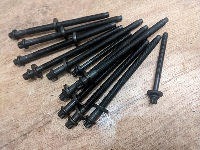 PEUGEOT 0204C1 Tornillo culata  en stock Terrassa